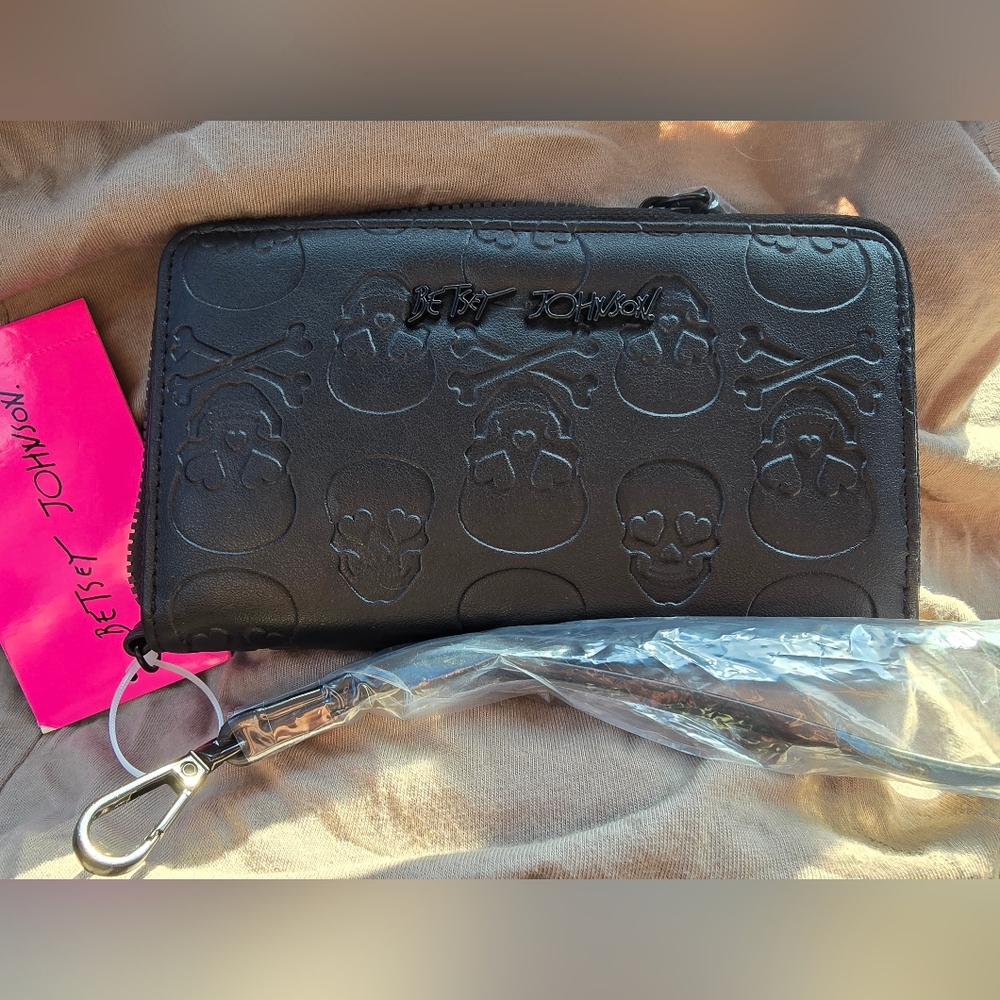 Betsey skulls wallet